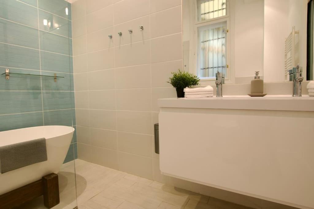 Premium Apartment By Hi5- Anker Apartment Budapest Esterno foto