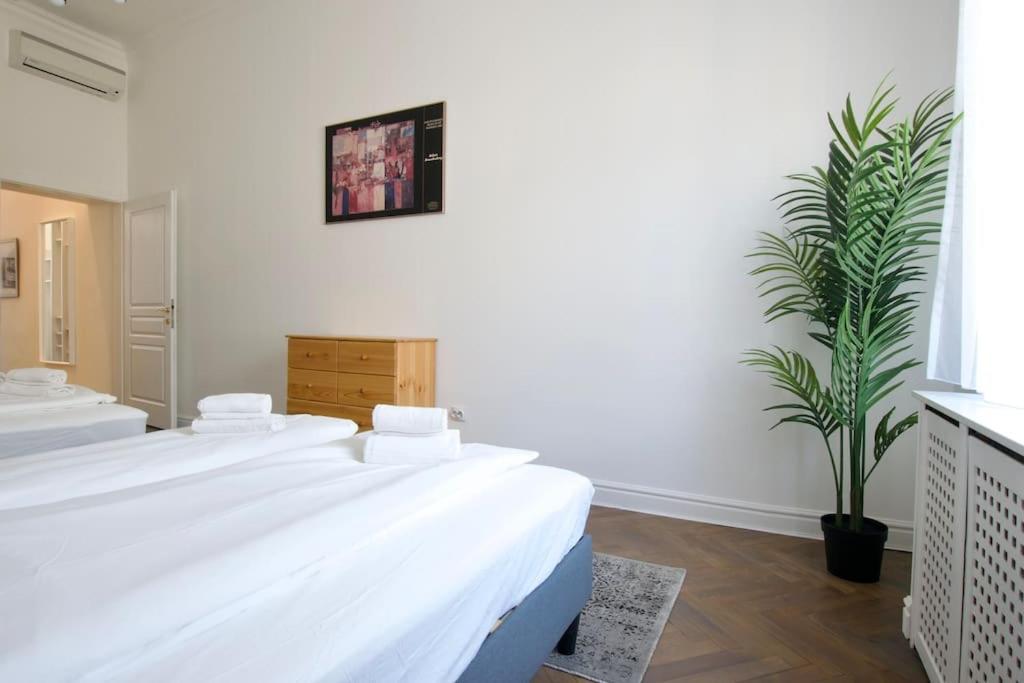 Premium Apartment By Hi5- Anker Apartment Budapest Esterno foto
