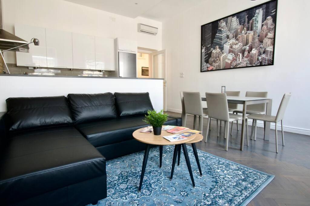 Premium Apartment By Hi5- Anker Apartment Budapest Esterno foto
