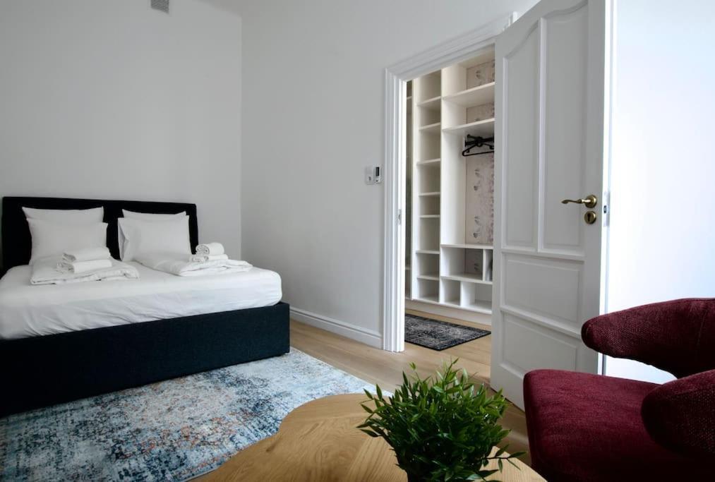 Premium Apartment By Hi5- Anker Apartment Budapest Esterno foto