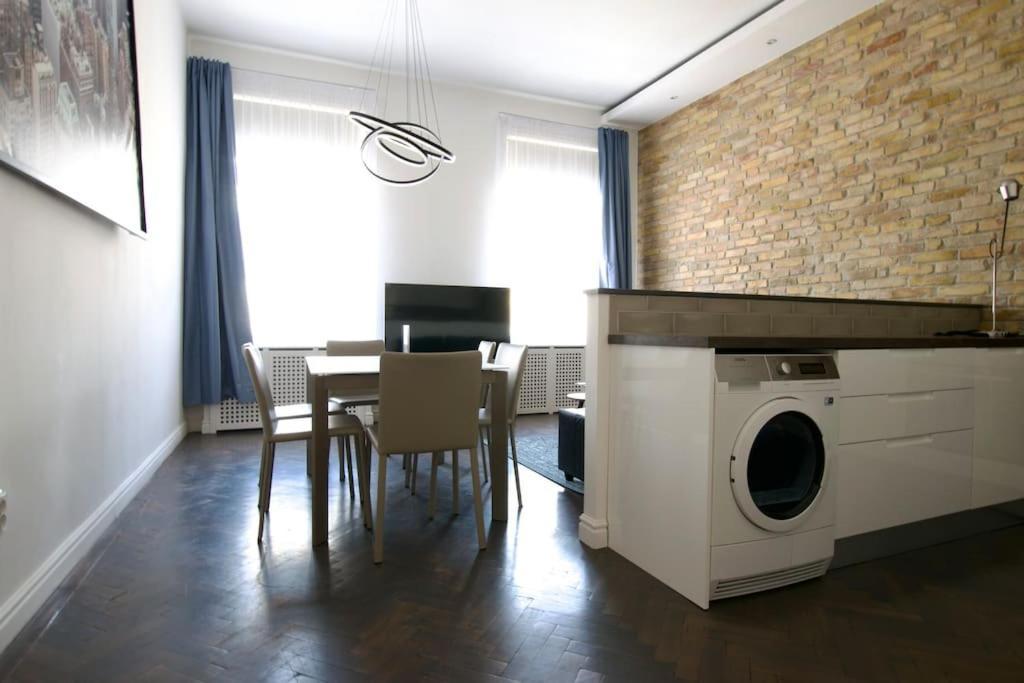 Premium Apartment By Hi5- Anker Apartment Budapest Esterno foto