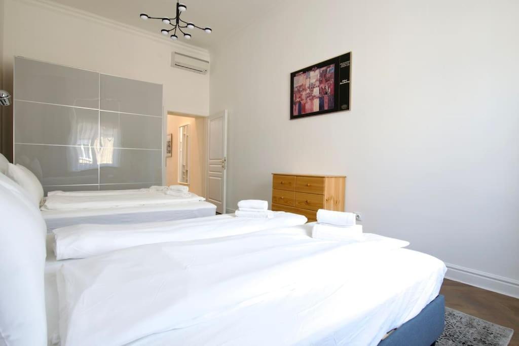 Premium Apartment By Hi5- Anker Apartment Budapest Esterno foto