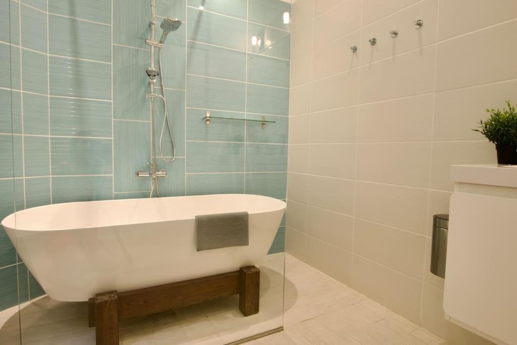 Premium Apartment By Hi5- Anker Apartment Budapest Esterno foto