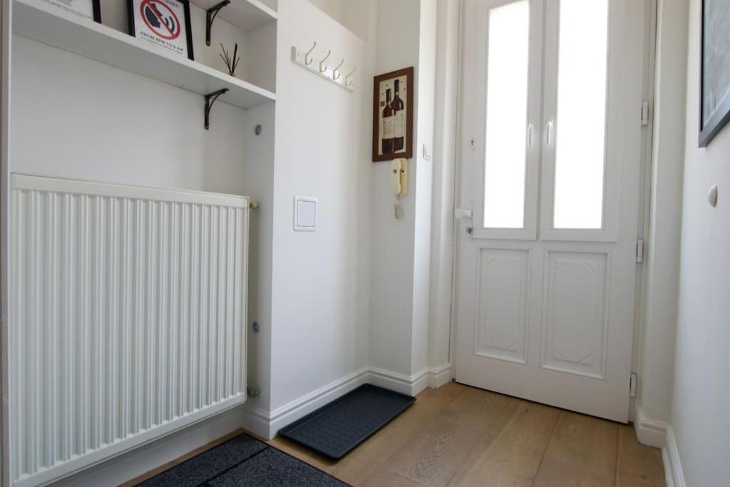Premium Apartment By Hi5- Anker Apartment Budapest Esterno foto