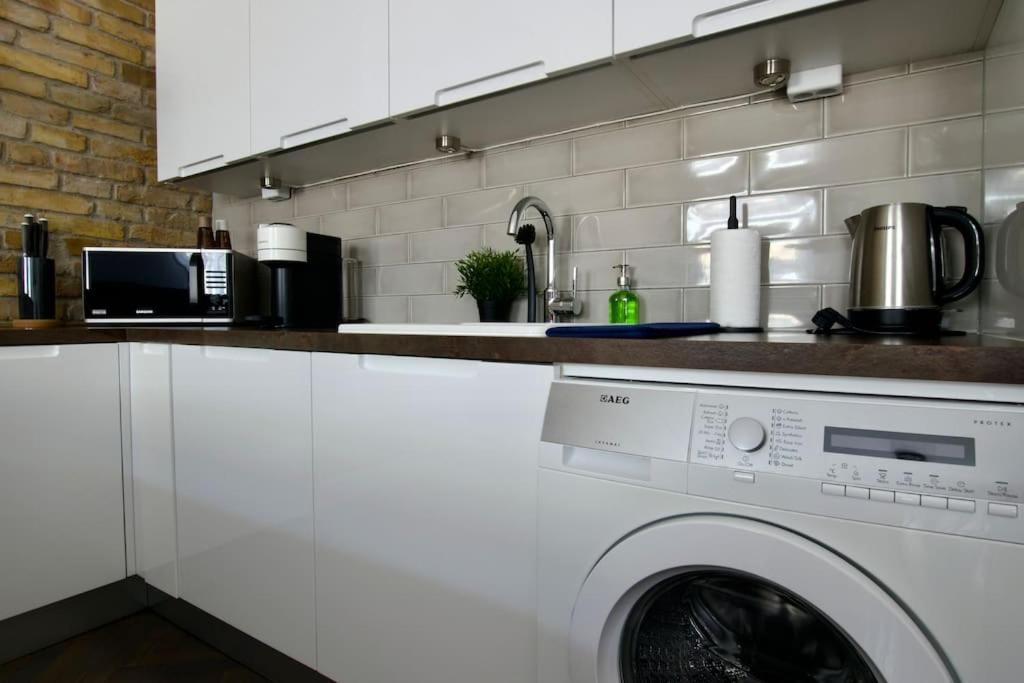 Premium Apartment By Hi5- Anker Apartment Budapest Esterno foto