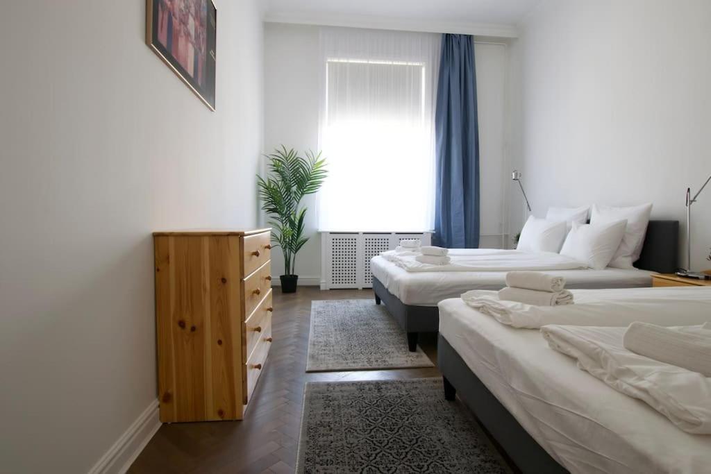 Premium Apartment By Hi5- Anker Apartment Budapest Esterno foto