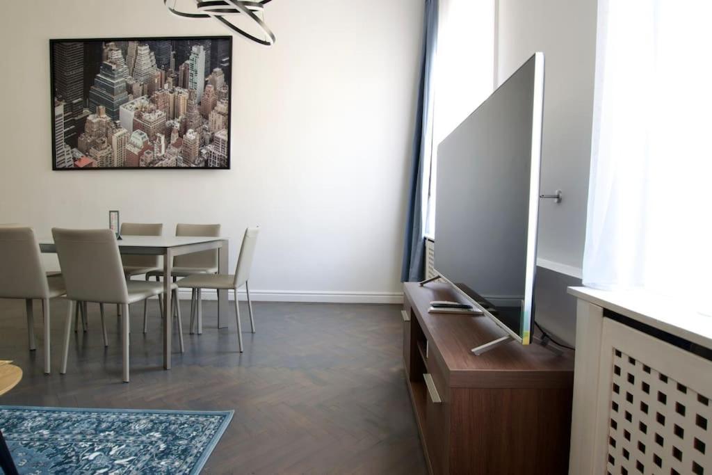 Premium Apartment By Hi5- Anker Apartment Budapest Esterno foto