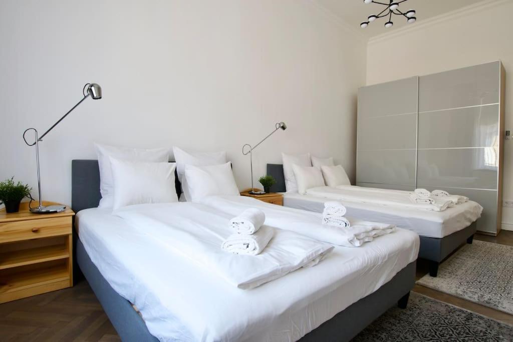 Premium Apartment By Hi5- Anker Apartment Budapest Esterno foto