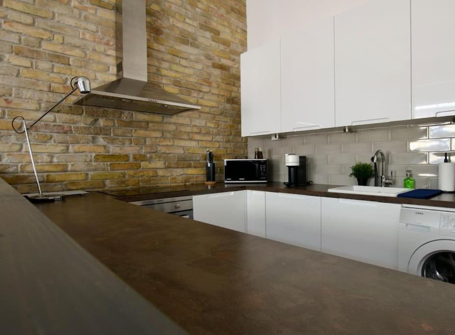 Premium Apartment By Hi5- Anker Apartment Budapest Esterno foto
