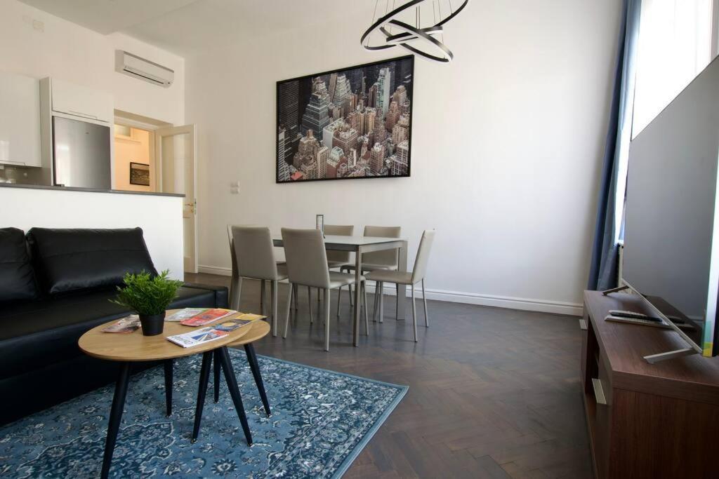 Premium Apartment By Hi5- Anker Apartment Budapest Esterno foto